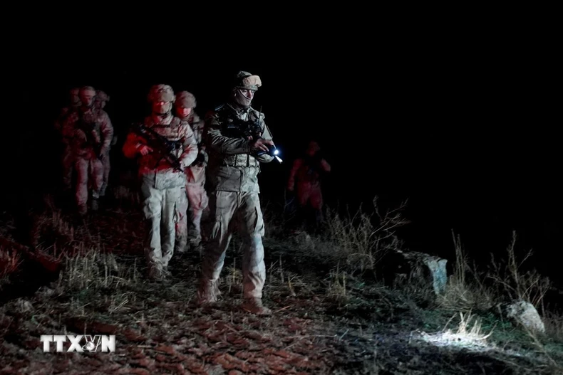 Lực lượng cứu hộ và binh sỹ Thổ Nhĩ Kỳ tìm kiếm máy bay quân sự Libya gặp nạn tại huyện Haymana. (Ảnh: AA/TTXVN)