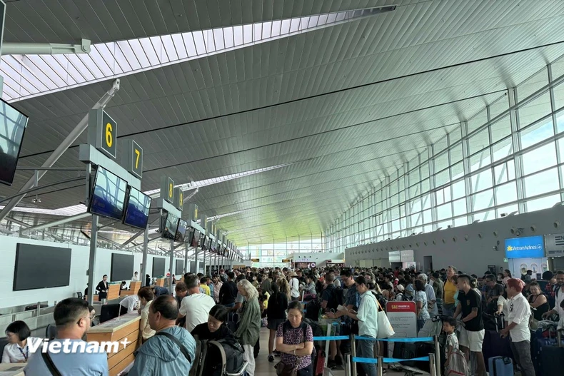 Hành khách làm thủ tục tại Cảng Hàng không quốc tế Phú Quốc. (Ảnh: Khánh Ly/TTXVN)