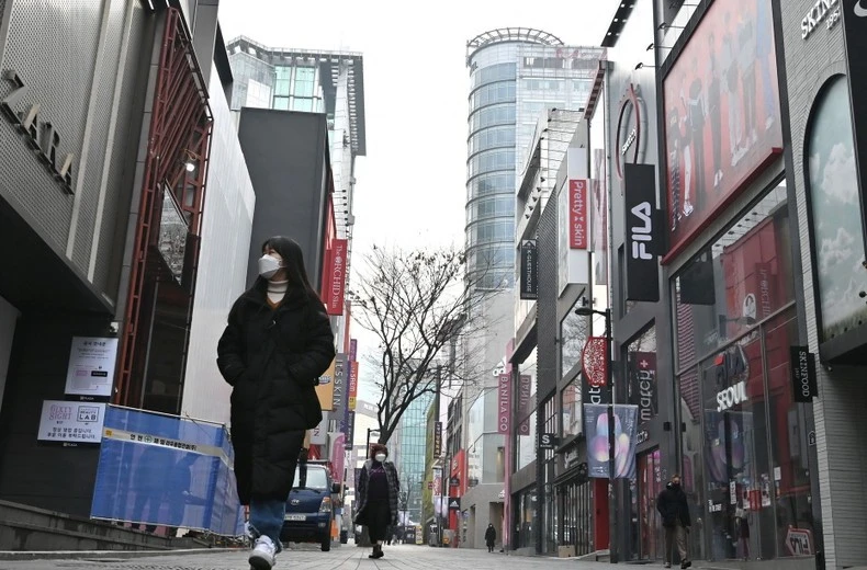 Người dân di chuyển trên phố ở Seoul, Hàn Quốc. (Ảnh: AFP/TTXVN)