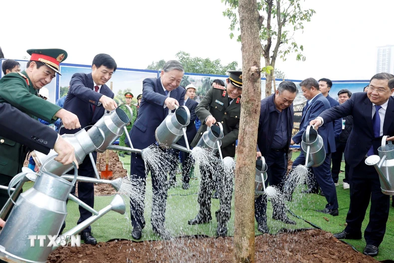 Tổng Bí thư Tô Lâm và các đại biểu tham gia trồng cây tại Lễ phát động “Tết trồng cây đời đời nhớ ơn Bác Hồ” Xuân Bính Ngọ 2026. (Ảnh: Thống Nhất/TTXVN)