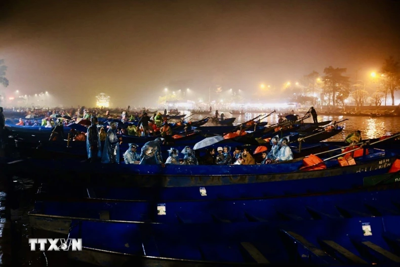 Mặc dù trời mưa, ngay từ sáng sớm đã có rất đông du khách đến với lễ hội. (Ảnh: Trần Việt/TTXVN)