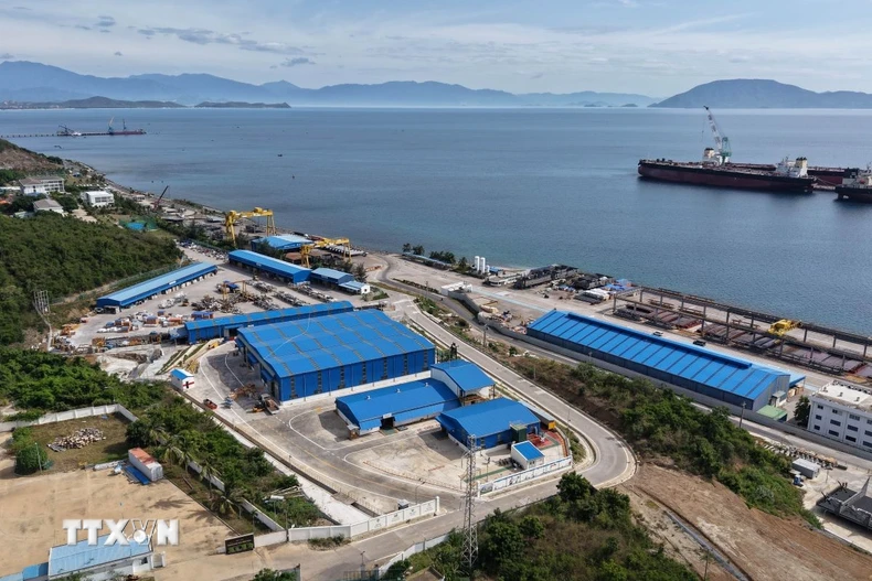 Một góc Khu kinh tế Vân Phong (tỉnh Khánh Hòa) nhìn từ trên cao. (Ảnh: Nguyễn Thành/TTXVN)