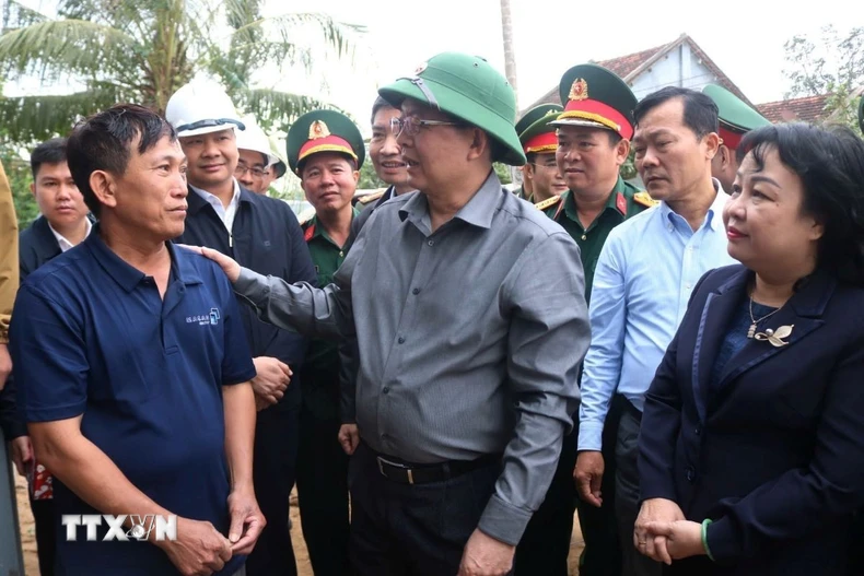 Đoàn công tác thăm hỏi người dân chịu ảnh hưởng của thiên tai. (Ảnh: TTXVN phát)