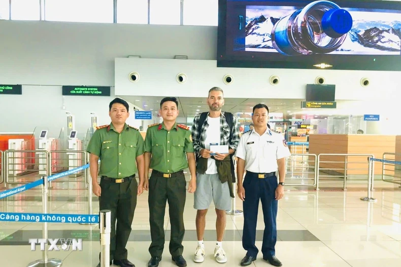 Cán bộ Phòng Quản lý xuất nhập cảnh phối hợp Vùng Cảnh sát biển 4 hỗ trợ đưa ông Oleksandr Kyselytsia làm thủ tục xuất cảnh tại sân bay Phú Quốc. (Ảnh: TTXVN phát)