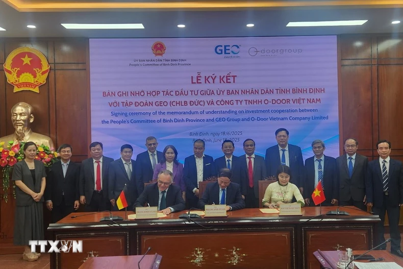 Ký kết biên bản ghi nhớ dự án Trung tâm đào tạo và phát triển nguồn nhân lực năng lượng tái tạo. (Ảnh: Sỹ Thắng/TTXVN)