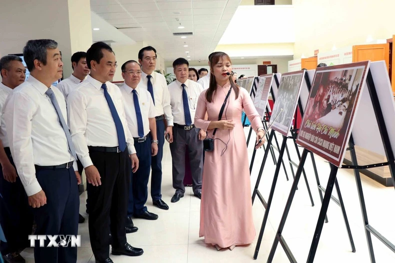 Các đại biểu tham quan triển lãm "Thái Nguyên trong dòng chảy báo chí cách mạng Việt Nam." (Ảnh: Trần Trang/TTXVN)