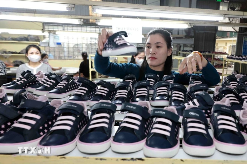 Sản xuất giày xuất khẩu sang thị trường châu Âu. (Ảnh: Trần Việt/TTXVN)