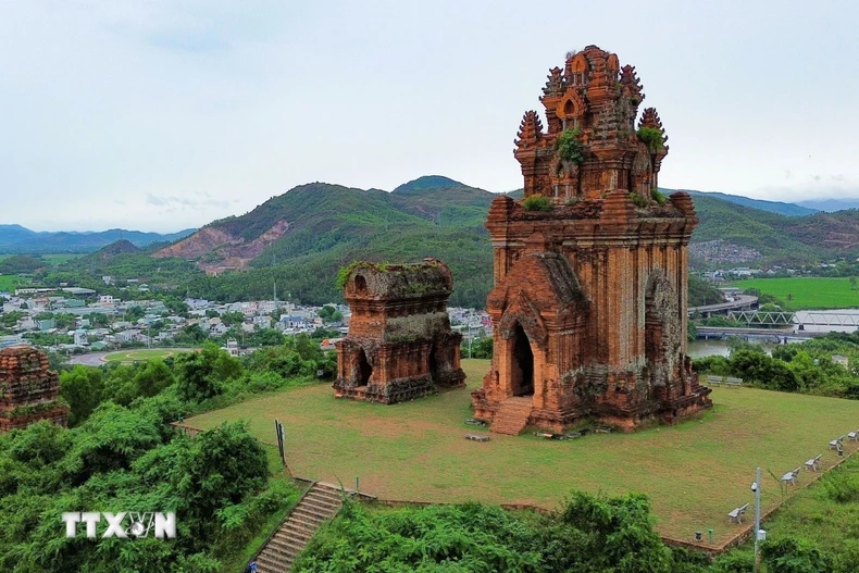 Quần thể Tháp Bánh Ít uy nghi trên đỉnh đồi, với kiến trúc thanh thoát và tầm nhìn bao quát, là một kiệt tác khác của người Chăm trên đất Bình Định. (Ảnh: Thanh Tùng/TTXVN)