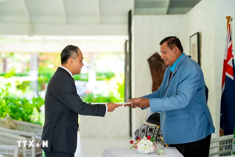 Đại sứ Việt Nam tại New Zealand kiêm nhiệm Quần đảo Cook Phan Minh Giang trình Thư ủy nhiệm lên Ngài Tom Marsters, Đại diện Nhà vua Anh Charles III tại Quần đảo Cook. (Ảnh: TTXVN phát)