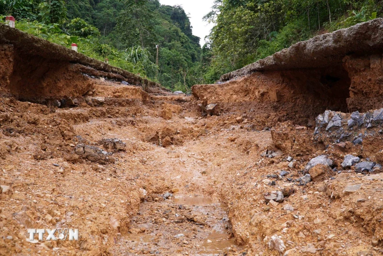 Lũ tàn phá nặng nề đoạn đường dài hàng trăm mét liên xã Nguyên Phúc-Sỹ Bình (huyện Bạch Thông, tỉnh Bắc Kạn). (Ảnh: Nguyễn Công Hải/TTXVN)
