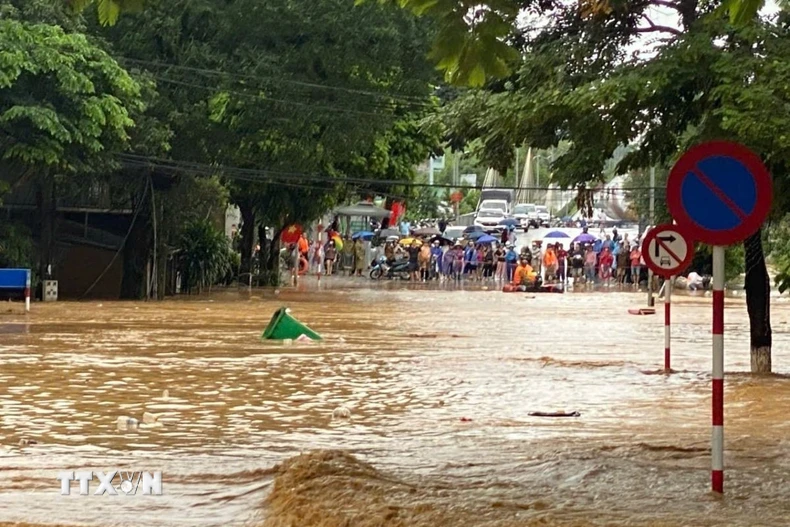 Đường phố ở phường Thục Phán (Cao Bằng) bị chìm sâu trong nước lũ. (Ảnh: Quốc Đạt/TTXVN)
