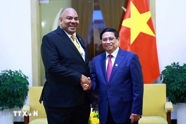 Thủ tướng Phạm Minh Chính tiếp Bộ trưởng Ngoại giao và Hợp tác Đông Phi nước Cộng hòa Thống nhất Tanzania Mahmoud Thabit Kombo. (Ảnh: Dương Giang/TTXVN)