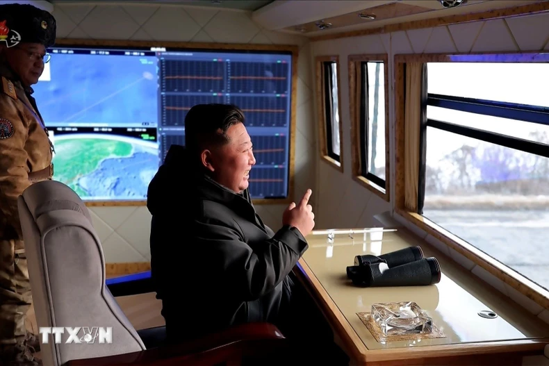 Nhà lãnh đạo Triều Tiên Kim Jong Un giám sát cuộc tập trận phóng tên lửa siêu vượt âm tại Bình Nhưỡng ngày 4/1/2026. (Nguồn: Yonhap/TTXVN)