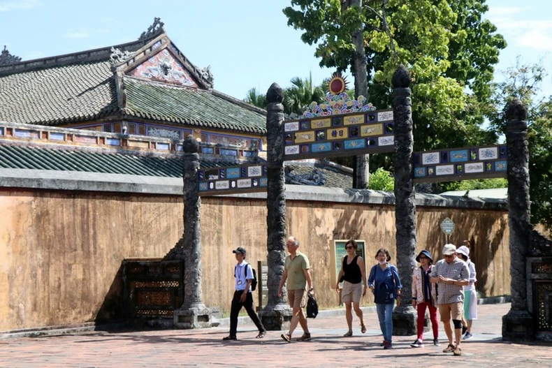 Du khách quốc tế tham quan khu vực Đại Nội Huế. (Ảnh: Đỗ Trưởng/TTXVN)