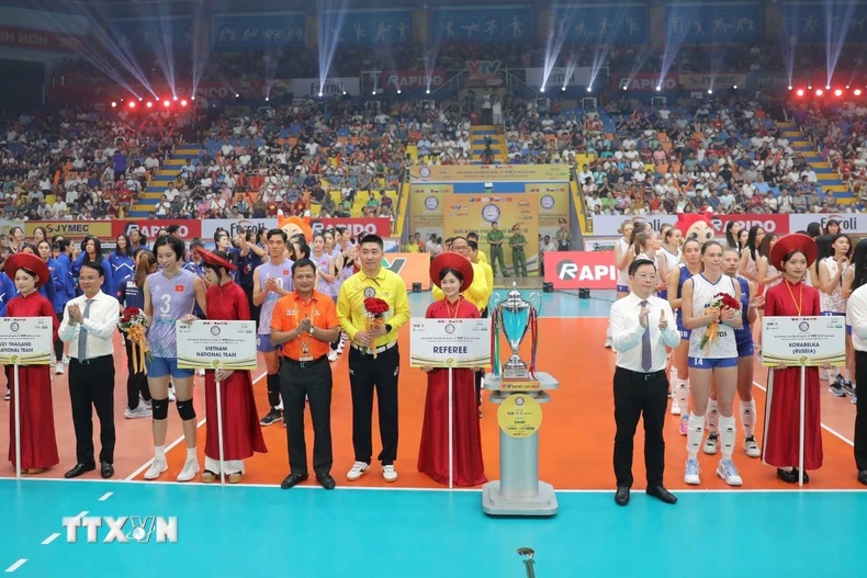 Nghi thức trao kỷ niệm chương và hoa cho các đội bóng tham dự giải Bóng chuyền Nữ Quốc tế VTV Ferroli Cup năm 2025. (Ảnh: Hoàng Hùng/TTXVN)