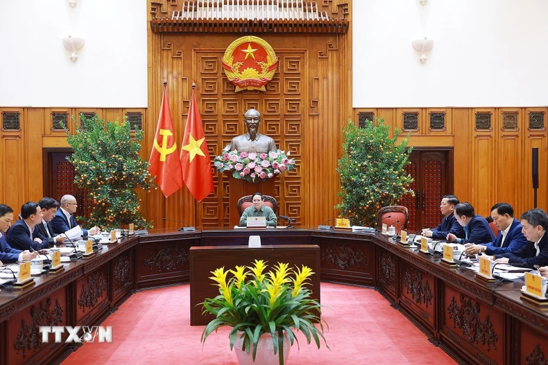 Thủ tướng Phạm Minh Chính chủ trì họp về công tác khắc phục hư hỏng công trình cầu sông Lô thuộc địa bàn xã Đoan Hùng, tỉnh Phú Thọ. (Ảnh: Dương Giang/TTXVN)