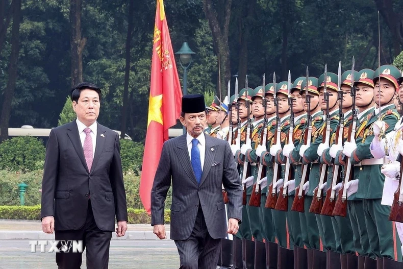 Chủ tịch nước Lương Cường và Quốc vương Brunei Darussalam Haji Hassanal Bolkiah duyệt Đội danh dự Quân đội nhân dân Việt Nam. (Ảnh: Lâm Khánh/TTXVN)