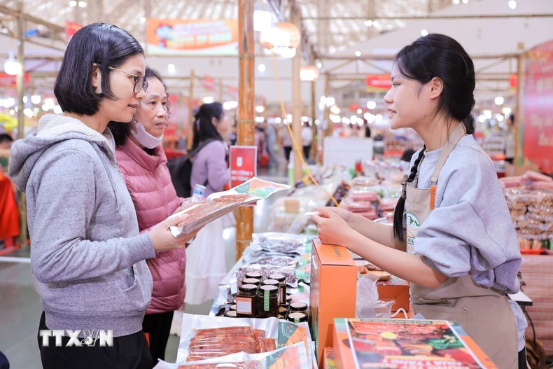 Khách hàng mua sắm tại Hội chợ Mùa Xuân 2026. (Ảnh: TTXVN)