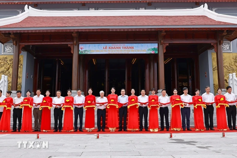 Chủ tịch Quốc hội Trần Thanh Mẫn và đại biểu cắt băng khánh thành Khu lưu niệm Tổng Bí thư Lê Duẩn tại Quảng Trị. (Ảnh: Doãn Tấn/TTXVN)