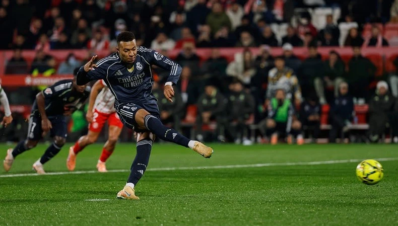 Mbappe ghi bàn từ chấm 11m, giúp Real Madrid thoát thua trước Girona. (Nguồn: AP)