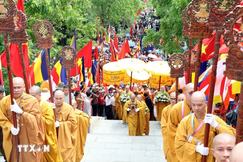 Lãnh đạo tỉnh Hà Nam và ban tổ chức cung rước Cung rước Xá lợi Phật Thích Ca Mâu Ni về chùa Tam Chúc. (Ảnh: Đại Nghĩa/TTXVN)