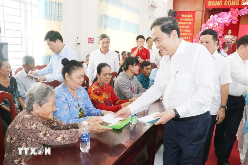 Chủ tịch Quốc hội Trần Thanh Mẫn tặng quà Tết cho các gia đình chính sách, hộ nghèo ở xã Thạnh Xuân, thành phố Cần Thơ. (Ảnh: Ngọc Thiện/TTXVN)