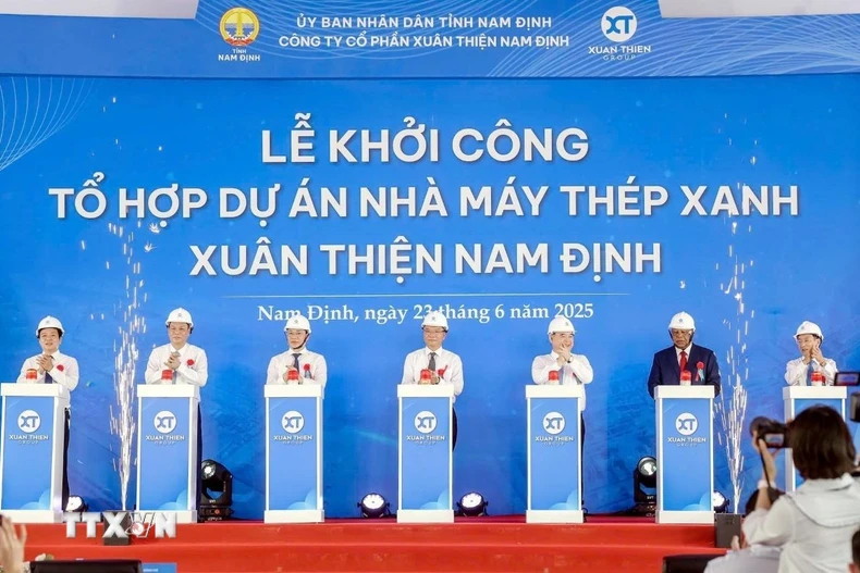 Các đại biểu thực hiện nghi lễ khởi công dự án. (Ảnh: Thái Thuần/TTXVN)