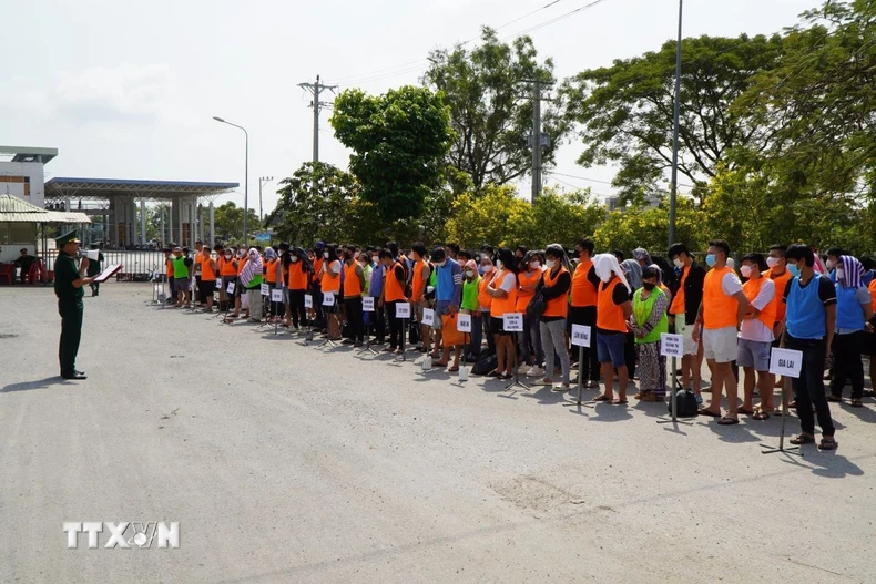 Công dân Việt Nam do lực lượng chức năng Campuchia trao trả tại Cửa khẩu quốc tế Dinh Bà (xã Tân Hộ Cơ, tỉnh Đồng Tháp). (Ảnh: Nhựt An/TTXVN)