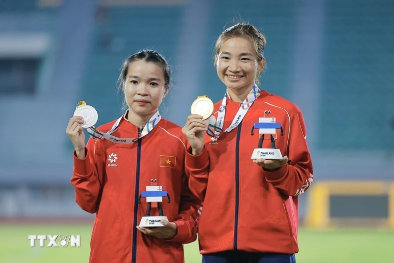 Nguyễn Thị Oanh lần thứ 5 giành HCV chạy 5000m nữ tại SEA Games, Lê Thị Tuyết giành HCB cùng nội dung. (Ảnh: Minh Quyết/TTXVN)