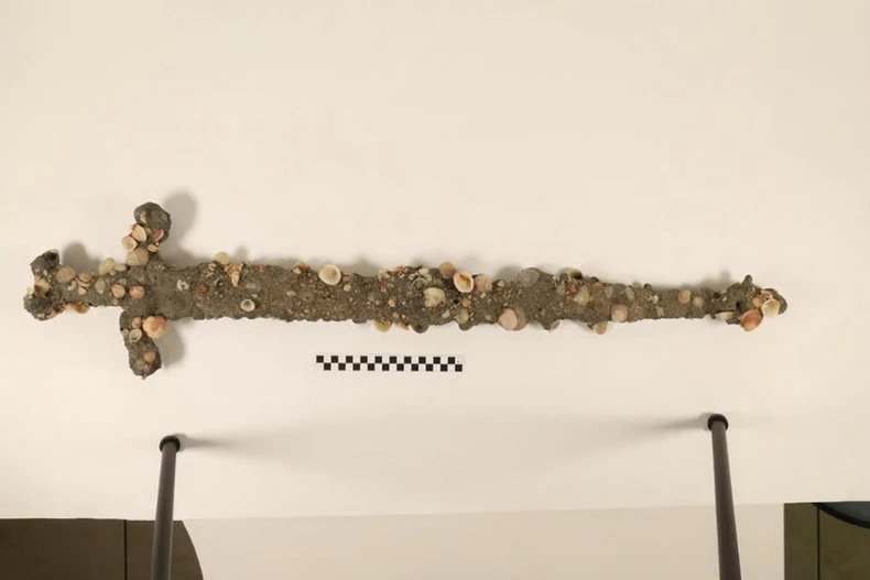 Thanh kiếm thời Thập tự chinh dài khoảng 1m, có niên đại thế kỷ 12. (Ảnh của Đại học Haifa)