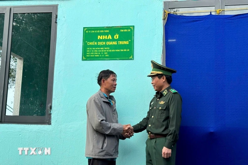 Bộ đội Biên phòng động viên người dân trong “Chiến dịch Quang Trung.” (Ảnh: TTXVN phát)