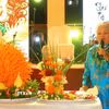 Nghệ nhân nhân dân Tôn Nữ Thị Hà giới thiệu về món nem công, chả phượng xứ Huế. (Ảnh: Tường Vi/TTXVN)