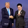 Tổng thống Hàn Quốc Lee Jae Myung (phải) và Tổng thống Mỹ Donald Trump trong cuộc hội đàm tại Gyeongju, tỉnh Bắc Gyeongsang ngày 29/10/2025. (Ảnh: Yonhap/TTXVN)