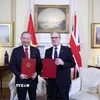 Tổng Bí thư Tô Lâm và Thủ tướng Liên hiệp Vương quốc Anh và Bắc Ireland Keir Starmer trao Tuyên bố chung về nâng cấp quan hệ Việt Nam - Anh lên Đối tác chiến lược toàn diện. (Ảnh: Thống Nhất/TTXVN)