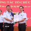 Ông Đoàn Hồng Phong, Ủy viên Trung ương Đảng, Bí thư Đảng ủy, Tổng Thanh tra Chính phủ, trao các quyết định về công tác cán bộ tại Thanh tra Chính phủ. (Ảnh: Văn Điệp/TTXVN)
