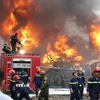 Lực lượng cảnh sát phòng cháy, chữa cháy triển khai dập lửa. (Ảnh: Quốc Dũng/TTXVN)