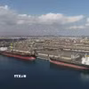 Tàu thuyền neo tại cảng trên đảo Qeshm của Iran trên eo biển Hormuz. (Ảnh: IRNA/TTXVN)