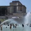 Người dân tránh nóng tại đài phun nước ở Paris, Pháp. (Ảnh: THX/TTXVN)