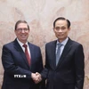 Bộ trưởng Bộ Ngoại giao Lê Hoài Trung hội đàm với Đặc phái viên Đảng, Chính phủ Cuba, đồng chí Bruno Rodríguez Parrilla. (Ảnh: An Đăng/TTXVN)