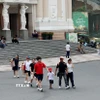 Du khách dạo chơi ở Quảng trường Lam Sơn, trước Nhà hát Thành phố Hồ Chí Minh. (Ảnh: Hồng Đạt/TTXVN)