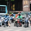 Khẩu trang, áo chống nắng là những thứ không thể thiếu cảu người dân ở Hà Nội khi tham gia giao thông trong những ngày nắng nóng. (Ảnh: Lê Đông/TTXVN)