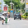 Người dân vất vả khi phải di chuyển giữa trời nắng gay gắt. (Ảnh: Lê Đông/TTXVN)