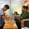 Lực lượng Công an phường Biên Hòa, tỉnh Đồng Nai, hướng dẫn người dân thực hiện định danh mức 2. (Ảnh: Lê Xuân/TTXVN)