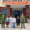 Hai cháu V.T.S và G.T.P được lực lượng Công an bàn giao an toàn cho gia đình. (Ảnh: TTXVN phát)