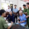 Lãnh đạo Công an tỉnh, xã Vạn Thắng (Ninh Bình) đôn đốc công tác lấy mẫu ADN thân nhân liệt sỹ. (Ảnh Nguyễn Lành/TTXVN)