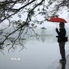 Sương mù từ sáng sớm ở khu vực Hồ Hoàn Kiếm. (Ảnh: Mai Hiền/TTXVN phát)