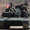 Ông Kim Jong Un, con gái ông và các quan chức cấp cao của Triều Tiên đang ngồi trên một chiếc xe tăng chiến đấu mới. (Ảnh: KCNA)