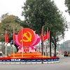 Biểu tượng búa liềm, cờ Đảng, cờ Tổ quốc được bố trí trang trọng tại nút giao Điện Biên Phủ - Độc Lập - Chu Văn An, chào mừng Đại hội đại biểu toàn quốc lần thứ XIV của Đảng. (Ảnh: Vũ Quang/TTXVN)