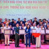 Bà Trịnh Thị Thủy, Thứ trưởng Bộ Văn hóa, Thể thao và Du lịch, trao Bằng tuyên dương 66 già làng, trưởng bản, nghệ nhân, người có uy tín trong công tác bảo tồn, phát huy giá trị văn hoá truyền thống các dân tộc tại địa phương. (Ảnh: Khánh Hòa/TTXVN)