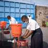 Người dân rửa tay để phòng tránh lây nhiễm virus Ebola tại Goma, CHDC Congo. (Ảnh: THX/TTXVN)